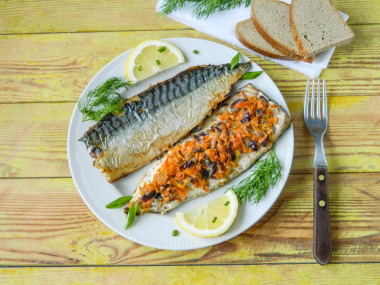 Mackerel with onions and carrots baked in the oven