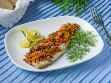 Mackerel with onions and carrots baked in the oven