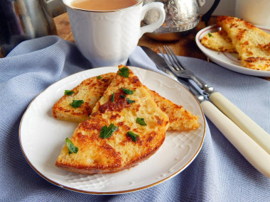 Croutons made of white bread with egg and milk