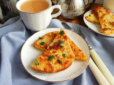 Croutons made of white bread with egg and milk