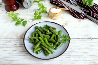 Green beans in a frying pan