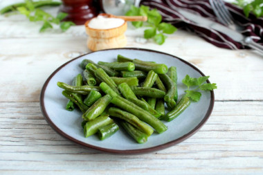 Green beans in a frying pan