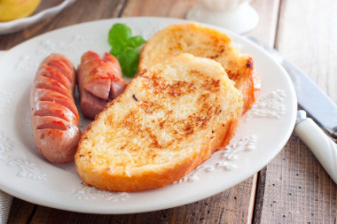 Croutons from a loaf with egg