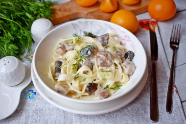 Fettuccine pasta chicken with mushrooms in cream sauce