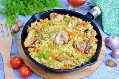 Crumbly pilaf with chicken in a frying pan