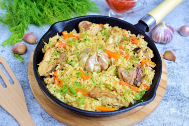 Crumbly pilaf with chicken in a frying pan