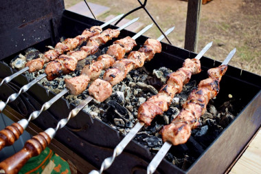 Pork shish kebab with lemon and onion