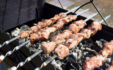 Pork shish kebab with lemon and onion