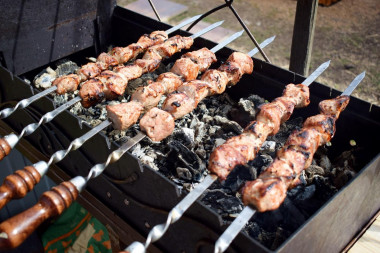 Pork shish kebab with lemon and onion