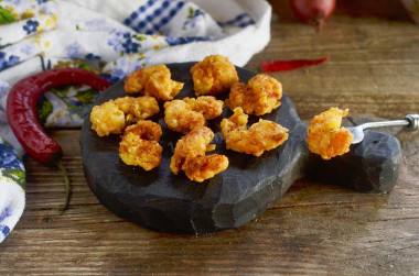 Shrimp in batter in a frying pan