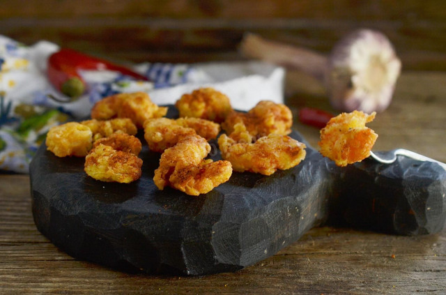 Shrimp in batter in a frying pan