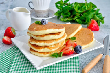 Pancakes on kefir are fluffy without eggs