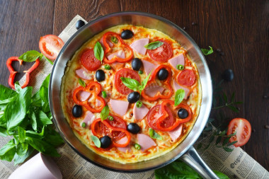 Pizza in a frying pan in 10 minutes on sour cream and mayonnaise