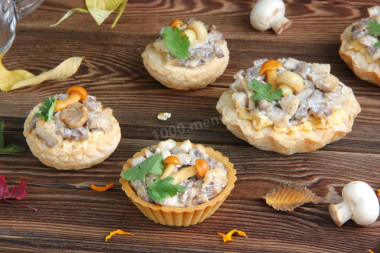 Tartlets with chicken, mushrooms and cheese in the oven