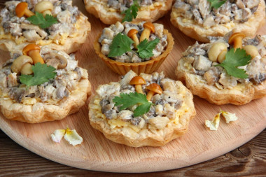 Tartlets with chicken, mushrooms and cheese in the oven