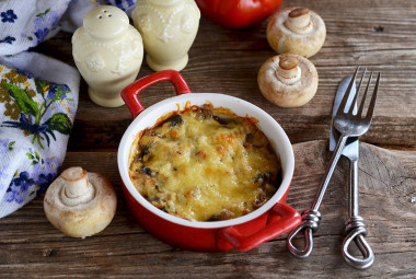 Mushrooms in sour cream with cheese and onions baked in the oven