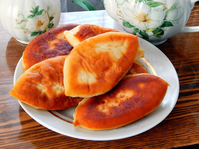 Pies without yeast on kefir in a frying pan