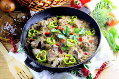 Beef liver in sour cream sauce