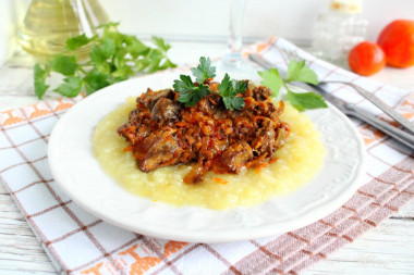 Liver with onions and carrots in a frying pan