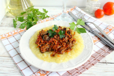 Liver with onions and carrots in a frying pan