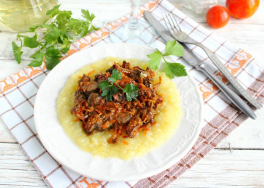 Liver with onions and carrots in a frying pan