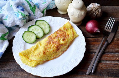 Omelet without milk in a pan