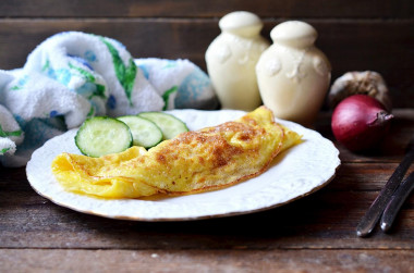 Omelet without milk in a pan