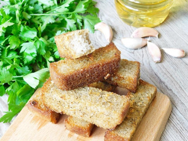 Bread croutons in the oven with garlic