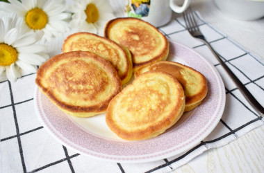 Pancakes on sour cream are fluffy without yeast, fast and delicious