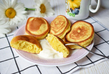 Pancakes on sour cream are fluffy without yeast, fast and delicious