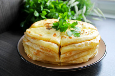 Hychines with potatoes and cheese in a frying pan